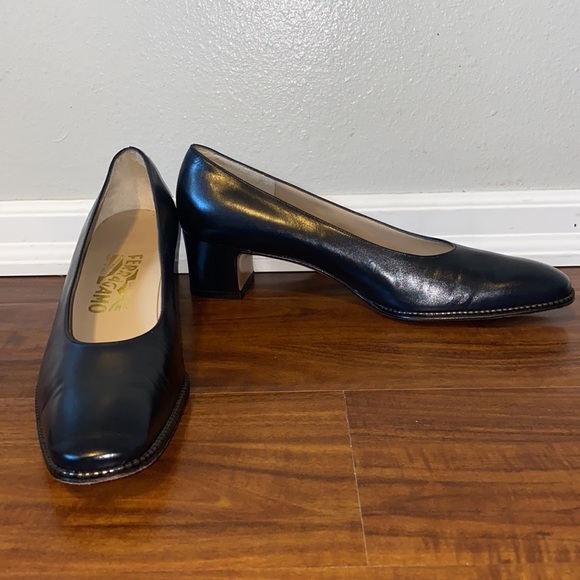 Salvatore Ferragamo Women’s Block Heels Navy Blue Detail Around Toe Size 9.5 - Picture 1 of 9
